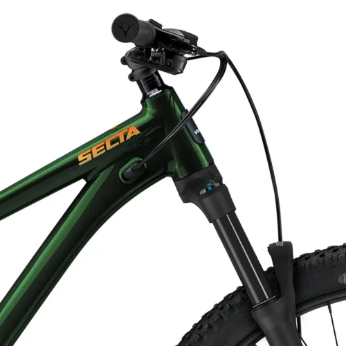 Zbliżenie na ramę roweru WHYTE Secta R Forest Green z widocznym pomarańczowym napisem SECTA, wewnętrznym prowadzeniem linek oraz widelcem SR Suntour XCR.